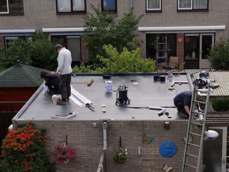 Als laatste wordt de aluminium dakrand aangebracht